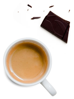 une image d'un petit café avec un morceau de chocolat